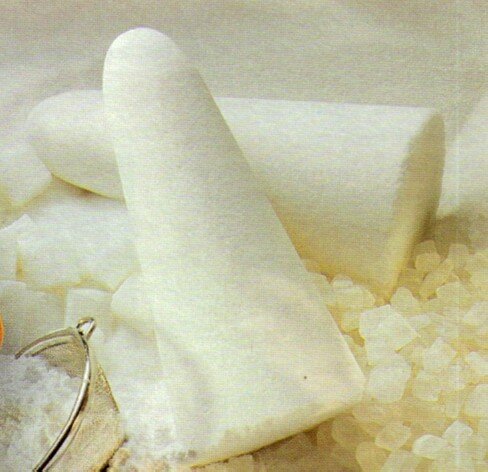 Сахарные головы делались вручную на специальных фабриках из привозного сырья. Любопытно, что в Средние века признаком благосостояния стали считаться зубы, почерневшие от избытка сахара.